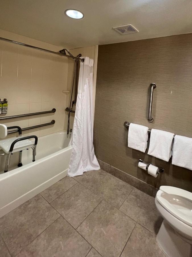 Standard Queen Room Two Queen Beds Mobility Accessible Tub,1275383296:JPEG